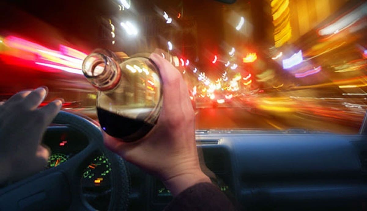 Pijan sletio s ceste i udario parkirani auto, napuhao 3.7 promila