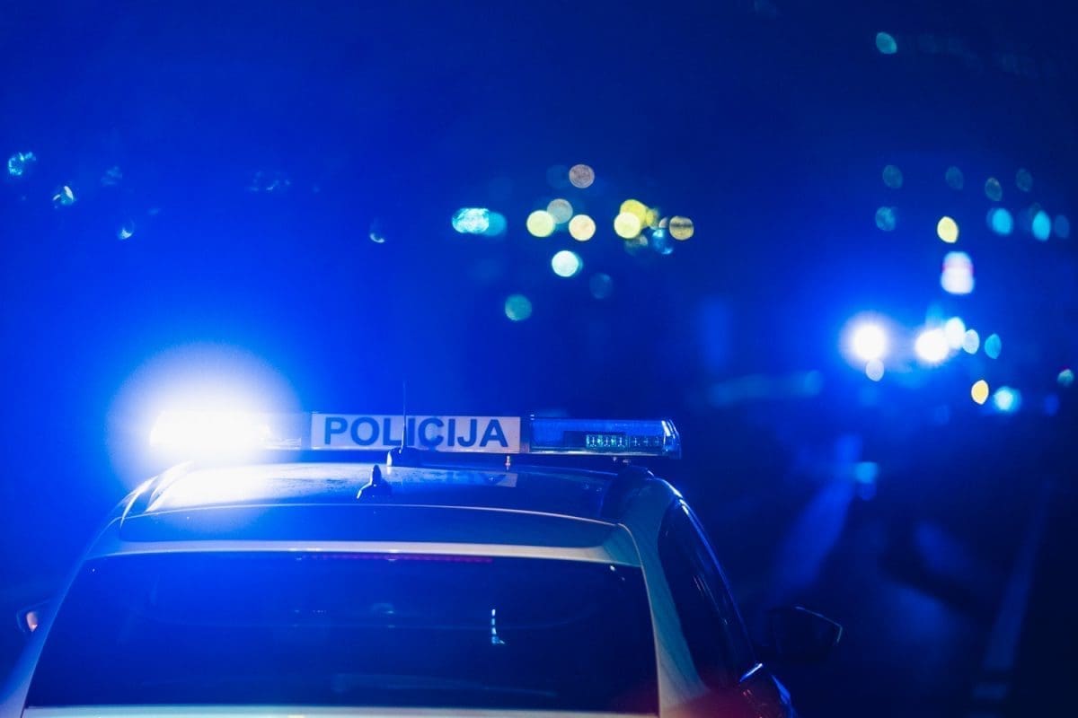 Mladić zatečen za volanom pod utjecajem droge, suvozač predao vrećicu marihuane