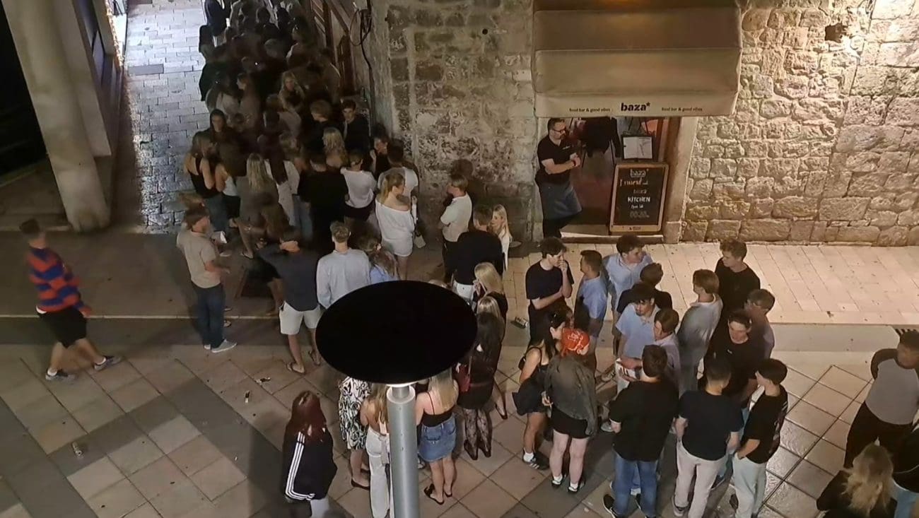 Iako je ujutro radni dan, ogromni redovi za splitski klub u staroj gradskoj jezgri