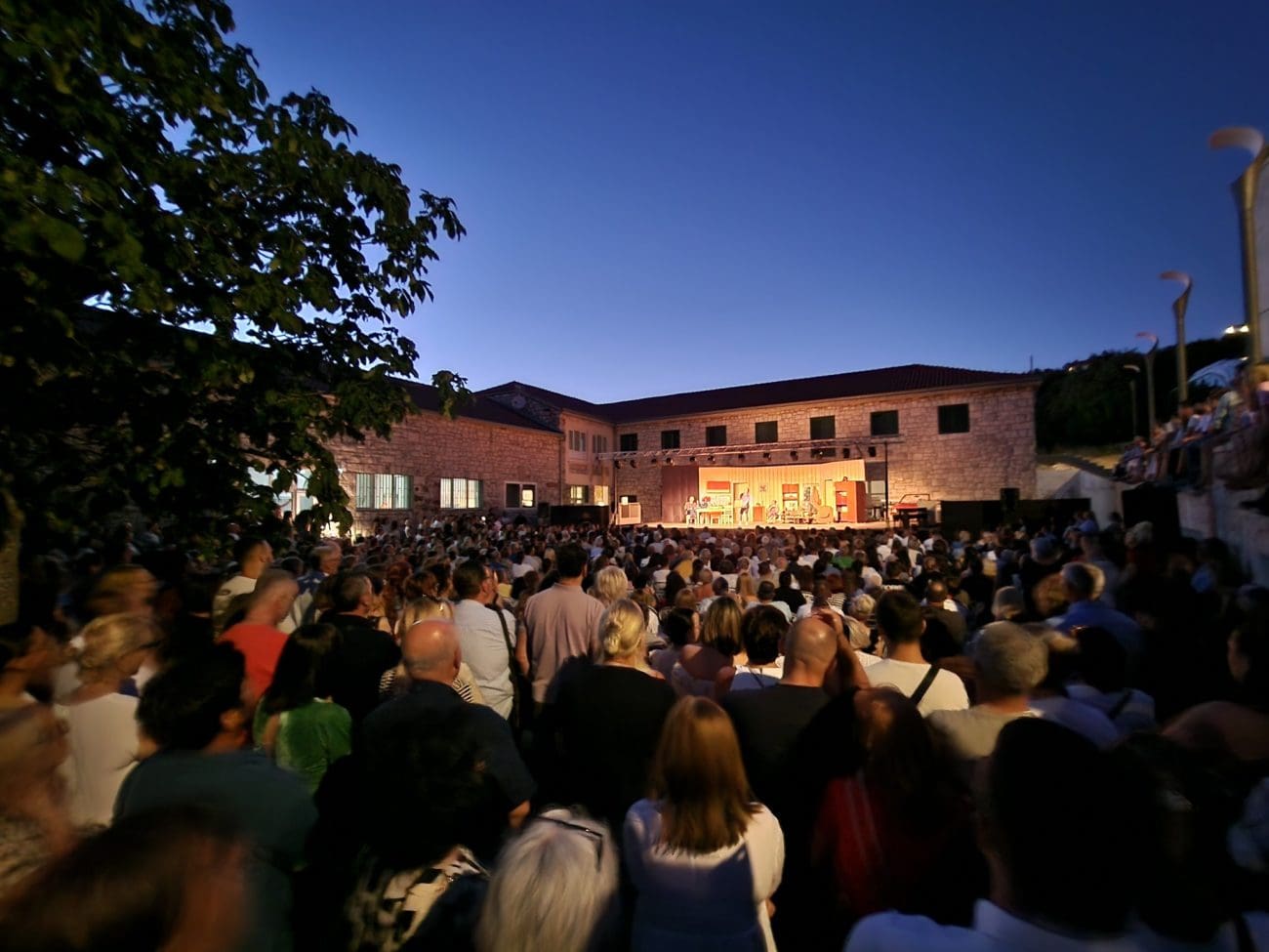 Otvorena manifestacija "Glumci u Zagvozdu". U gledalištu su bili župan Boban i splitski poteštat Šuta
